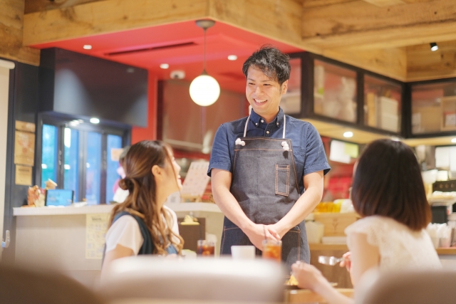 接客する男性